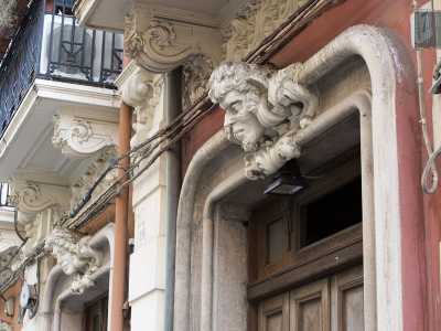 ...sono presenti due maschere apotropaiche umane: grossi faccioni dall�alto del portone scrutano chi passeggia sul marciapiede
